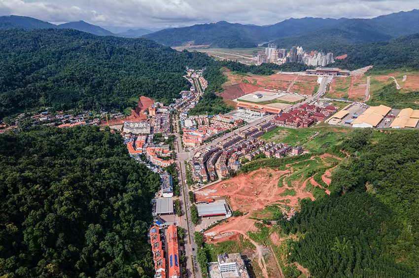 磨憨口岸俯瞰，右前方高層白色建筑群為老撾境內。人民網記者 符皓攝