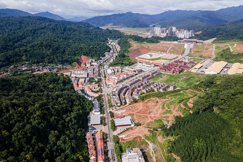 磨憨口岸俯瞰,右前方高層白色建筑群為老撾境內(nèi)。人民網(wǎng)記者 符皓攝